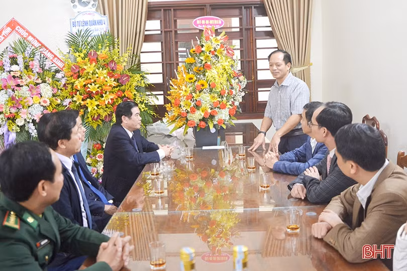 Lãnh đạo tỉnh chúc mừng Giáng sinh Tòa giám mục Giáo phận Hà Tĩnh