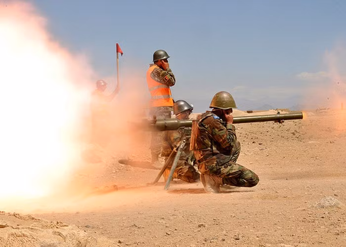 Khốc liệt tại Syria, binh sĩ vác pháo không giật lên vai để khai hỏa