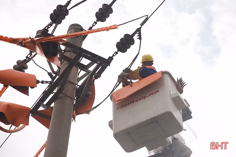 Người dân Hà Tĩnh lạ lẫm với thợ điện sửa đường dây không cần... cắt điện