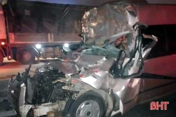 Xe 16 chỗ đâm trực diện đầu kéo chở đầy bình gas, tài xế tử vong trong cabin