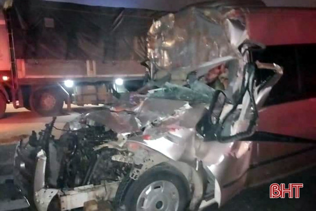 Xe 16 chỗ đâm trực diện đầu kéo chở đầy bình gas, tài xế tử vong trong cabin