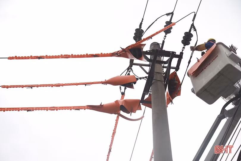 Người dân Hà Tĩnh lạ lẫm với thợ điện sửa đường dây không cần... cắt điện