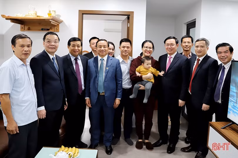 Phó Thủ tướng Vương Đình Huệ thăm cư dân nhà ở xã hội đầu tiên của Hà Tĩnh