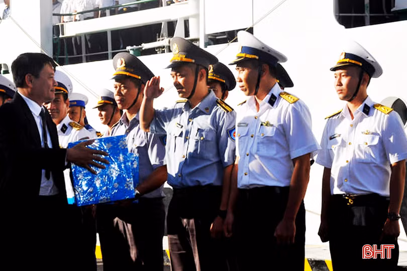 Xúc động giây phút tiễn các chiến sỹ ra Trường Sa làm nhiệm vụ