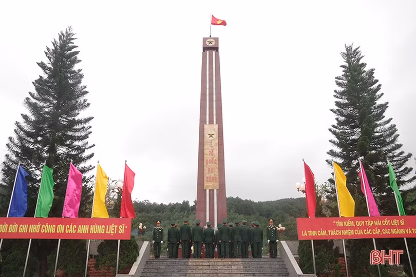 Bộ CHQS Hà Tĩnh dâng hoa, thắp hương tại Khu lưu niệm Bác Hồ và các nghĩa trang liệt sỹ