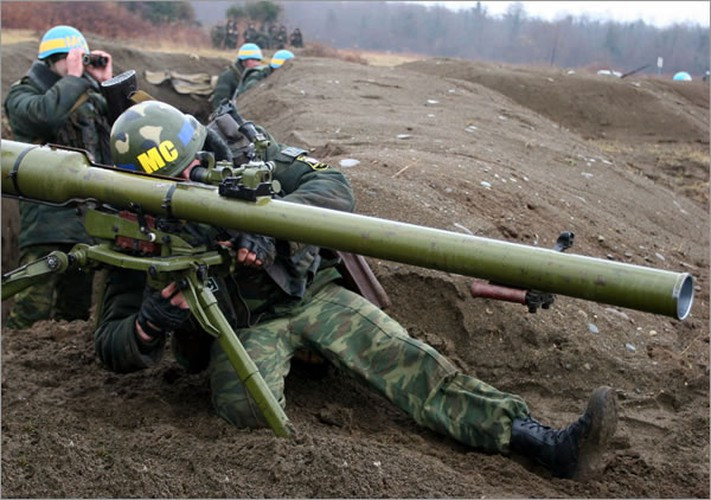 Khốc liệt tại Syria, binh sĩ vác pháo không giật lên vai để khai hỏa