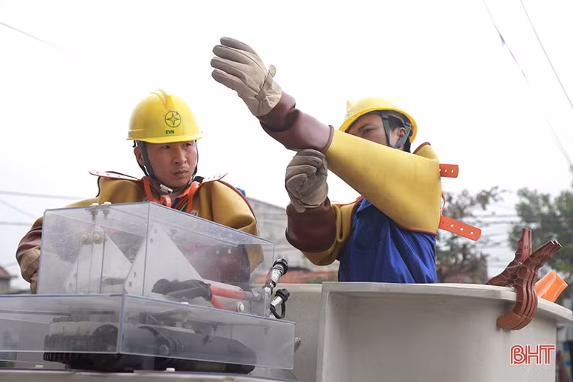 Người dân Hà Tĩnh lạ lẫm với thợ điện sửa đường dây không cần... cắt điện