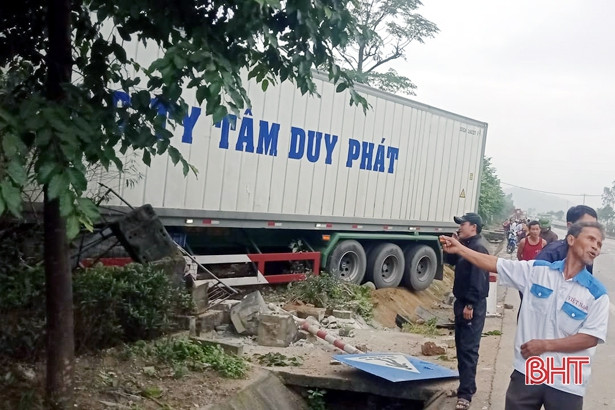 Kinh hoàng 2 xe tải “chen nhau lao vào đâm sập nhà dân lúc rạng sáng