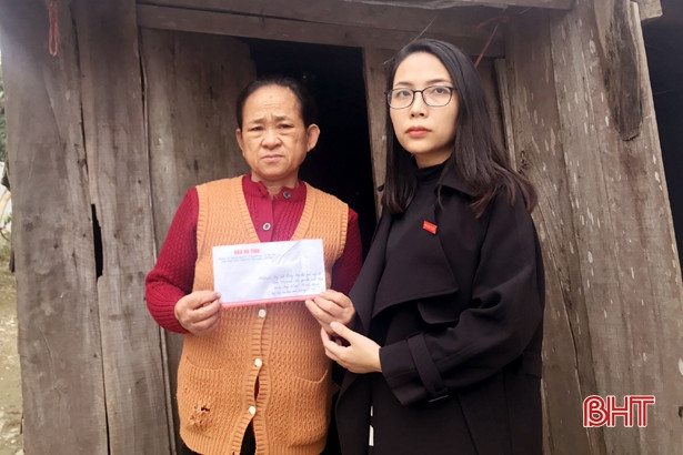 Báo Hà Tĩnh trao tiền hỗ trợ của bạn đọc đến các hoàn cảnh khó khăn