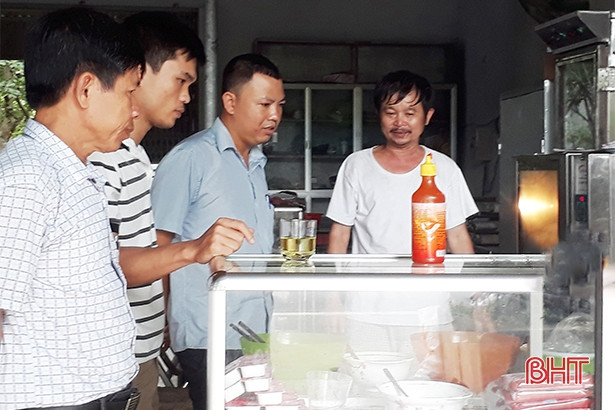 Nhiều mẫu thực phẩm tại chợ, nhà hàng ở Cẩm Xuyên không đạt tiêu chuẩn