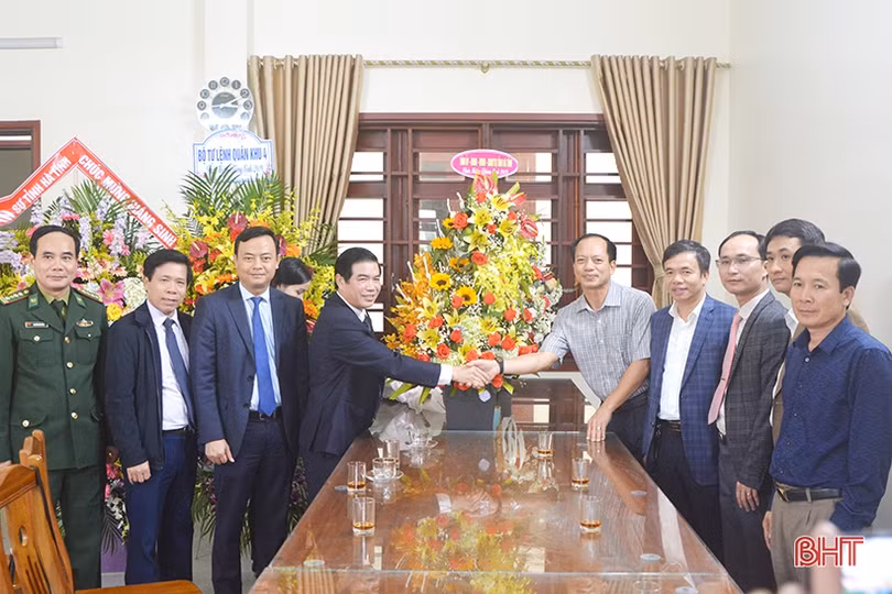 Lãnh đạo tỉnh chúc mừng Giáng sinh Tòa giám mục Giáo phận Hà Tĩnh