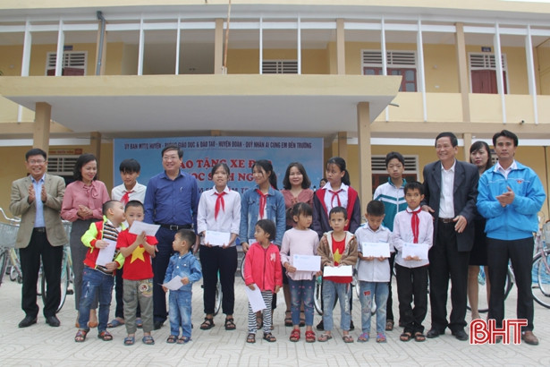 Trao quà cho 283 học sinh nghèo Can Lộc