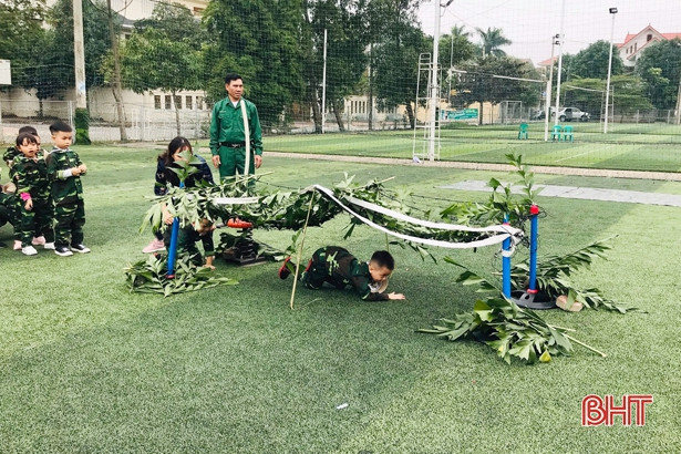 Một ngày làm chiến sỹ” của các bé Mầm non Trung Kiên