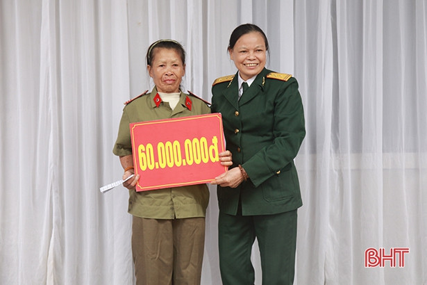 Trao nhà tình nghĩa cho hội viên Hội truyền thống Trường Sơn Hà Tĩnh