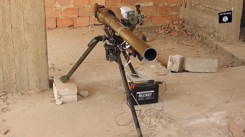 Khốc liệt tại Syria, binh sĩ vác pháo không giật lên vai để khai hỏa