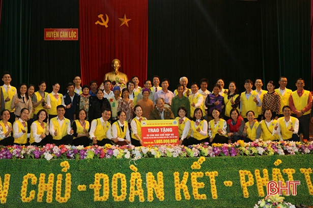 Trao tặng hơn 1,6 tỷ đồng xây dựng nhà Chữ thập đỏ tại Can Lộc