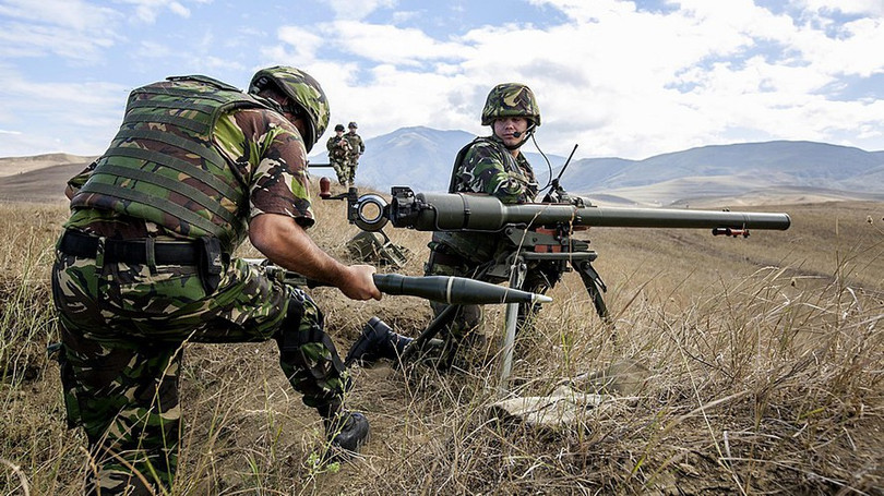 Khốc liệt tại Syria, binh sĩ vác pháo không giật lên vai để khai hỏa