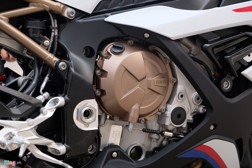 “Cá mập” được trang bị khối động cơ 4 xy-lanh thẳng hàng DOHC 16 van, dung tích 999 cc. Nhờ công nghệ Shiftcam mới, động cơ cho ra công suất 207 mã lực tại 13.500 vòng/phút và mô-men xoắn 113 Nm tại 11.000 vòng/phút. So với S 1000 RR thế hệ trước, chiếc superbike đời mới mạnh hơn 8 mã lực, mô-men xoắn không đổi. Cận cảnh mô tô BMW S 1000 RR 2019 giá 1,1 tỷ tại Việt Nam