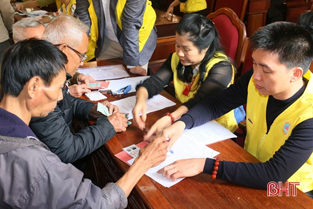 Trao tặng hơn 1,6 tỷ đồng xây dựng nhà Chữ thập đỏ tại Can Lộc