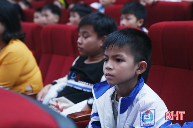 Gần 1.000 học sinh tiểu học ở TP Hà Tĩnh vui hội “Trang sử em yêu”
