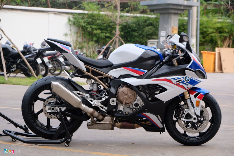 BMW S 1000 RR 2019 sở hữu các số đo dài x rộng x cao lần lượt là 2.073 mm x 848 mm x 1.151 mm, chiều dài cơ sở đạt 1.441 mm. Tất cả thông số kích thước của S 1000 RR thế hệ mới đều vượt trội hơn đời cũ. Chiều cao yên ở mức 824 mm, cao hơn 9 mm so với đời trước. Cận cảnh mô tô BMW S 1000 RR 2019 giá 1,1 tỷ tại Việt Nam