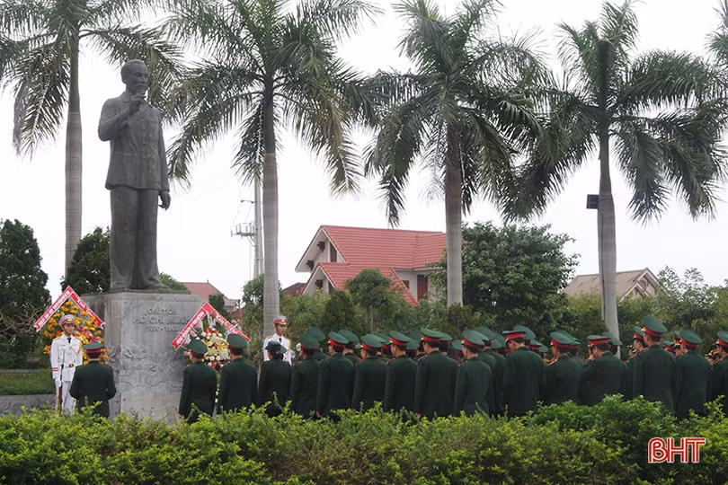Bộ CHQS Hà Tĩnh dâng hoa, thắp hương tại Khu lưu niệm Bác Hồ và các nghĩa trang liệt sỹ