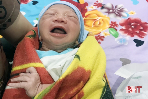 Bé trai sơ sinh bị bỏ rơi tại nhà nghỉ ở Kỳ Anh cùng dòng thư ngắn 