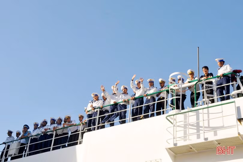 Xúc động giây phút tiễn các chiến sỹ ra Trường Sa làm nhiệm vụ