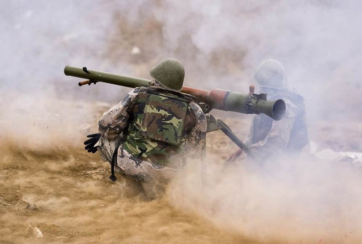 Khốc liệt tại Syria, binh sĩ vác pháo không giật lên vai để khai hỏa