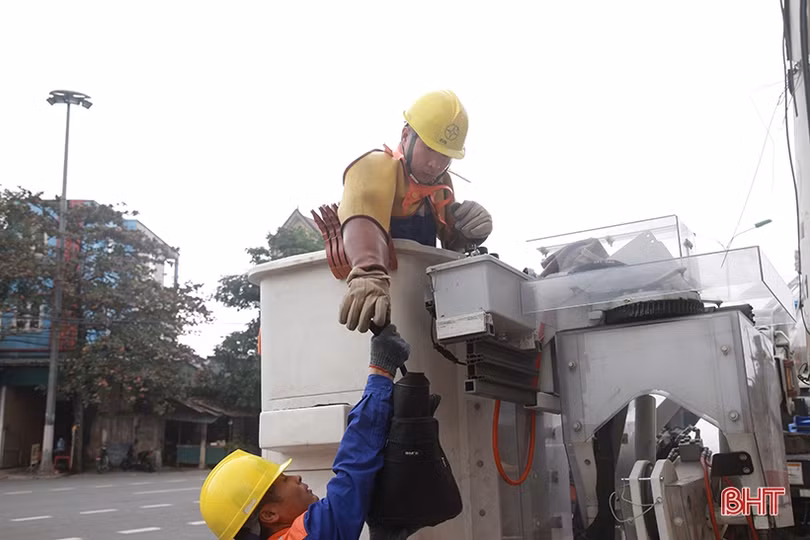 Người dân Hà Tĩnh lạ lẫm với thợ điện sửa đường dây không cần... cắt điện