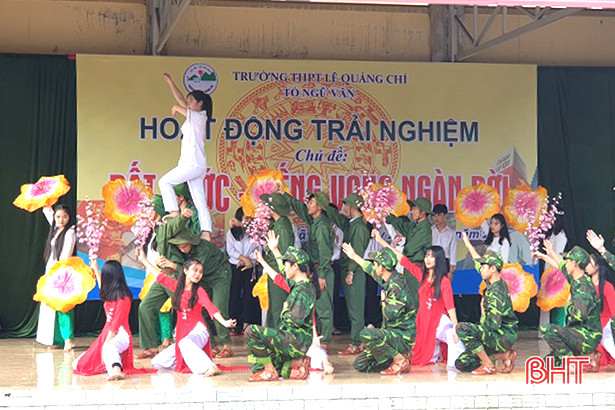 Học sinh TX Kỳ Anh gây xúc động với “Đất nước - tiếng vọng ngàn đời”