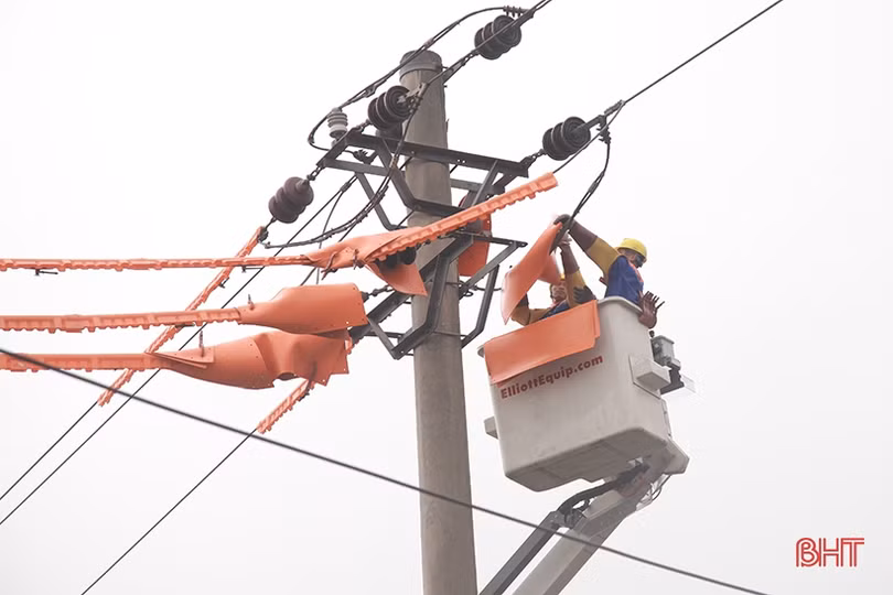 Người dân Hà Tĩnh lạ lẫm với thợ điện sửa đường dây không cần... cắt điện