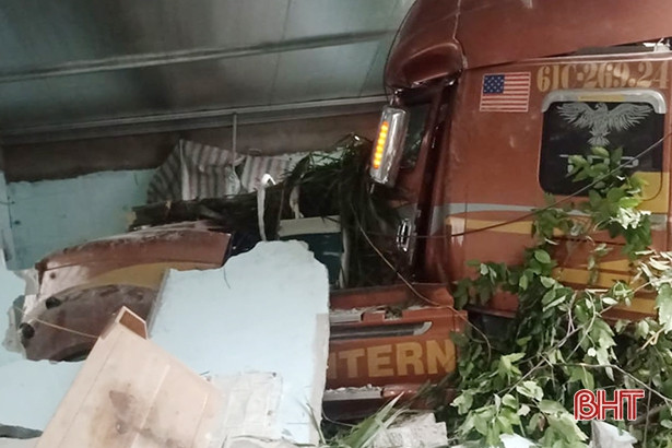 Kinh hoàng 2 xe tải “chen nhau lao vào đâm sập nhà dân lúc rạng sáng