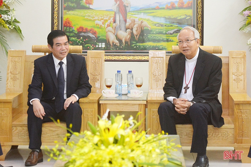 Lãnh đạo tỉnh chúc mừng Giáng sinh Tòa giám mục Giáo phận Hà Tĩnh