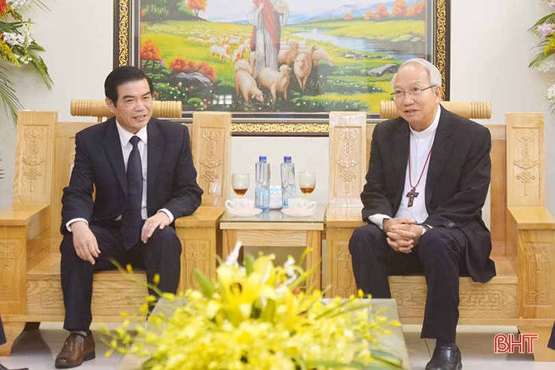 Lãnh đạo tỉnh chúc mừng Giáng sinh Tòa giám mục Giáo phận Hà Tĩnh