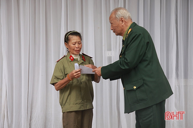 Trao nhà tình nghĩa cho hội viên Hội truyền thống Trường Sơn Hà Tĩnh