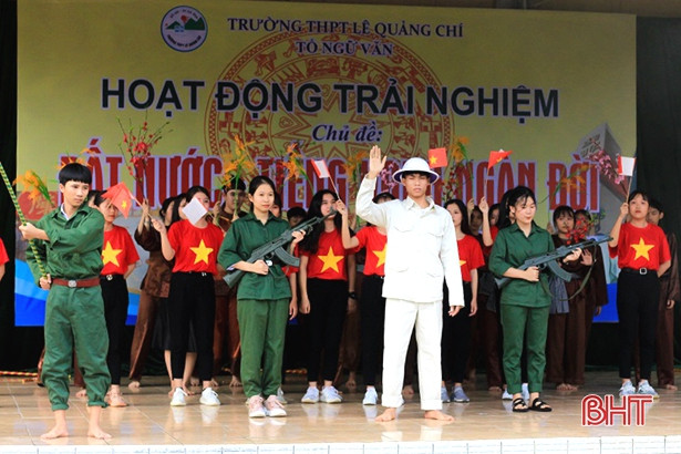 Học sinh TX Kỳ Anh gây xúc động với “Đất nước - tiếng vọng ngàn đời”