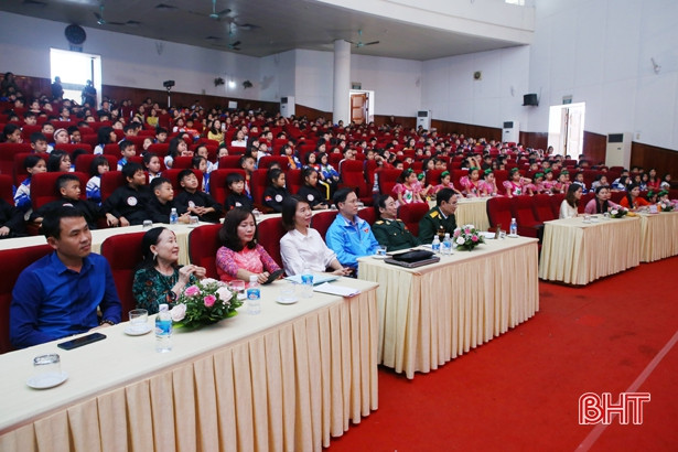 Gần 1.000 học sinh tiểu học ở TP Hà Tĩnh vui hội “Trang sử em yêu”