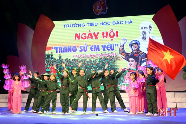 Gần 1.000 học sinh tiểu học ở TP Hà Tĩnh vui hội “Trang sử em yêu”