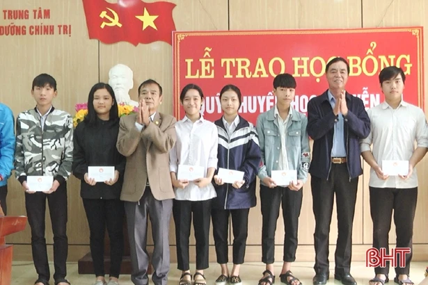 Đoàn ĐBQH Hà Tĩnh bàn giao nhà nhân ái cho gia đình hoàn cảnh khó khăn