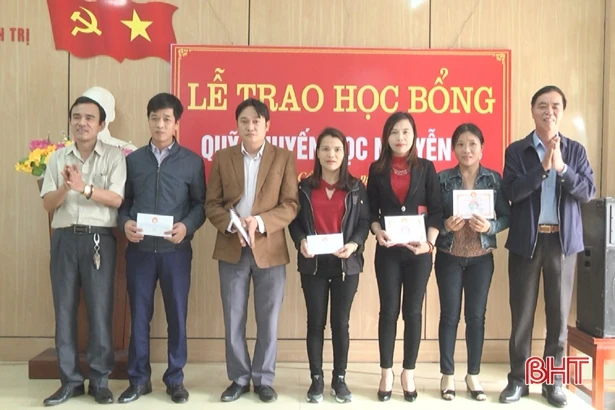 Đoàn ĐBQH Hà Tĩnh bàn giao nhà nhân ái cho gia đình hoàn cảnh khó khăn