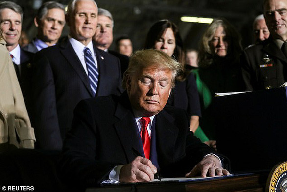 Ông Trump chính thức ký luật quốc phòng 738 tỉ USD, lập lực lượng không gian - Ảnh 1. Ông Trump chính thức ký luật quốc phòng 738 tỉ USD, lập lực lượng không gian
