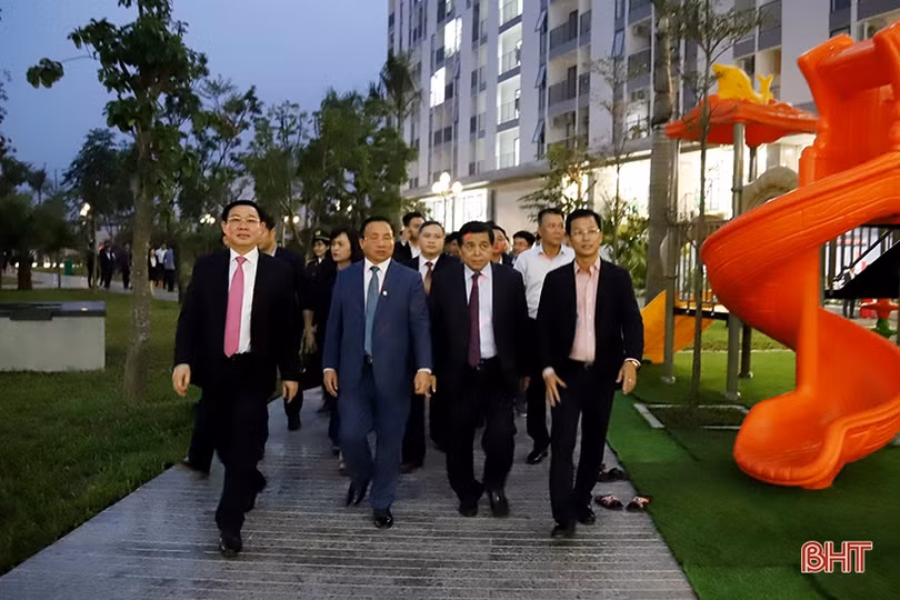 Phó Thủ tướng Vương Đình Huệ thăm cư dân nhà ở xã hội đầu tiên của Hà Tĩnh