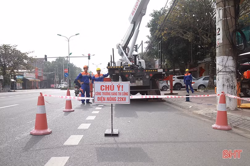 Người dân Hà Tĩnh lạ lẫm với thợ điện sửa đường dây không cần... cắt điện