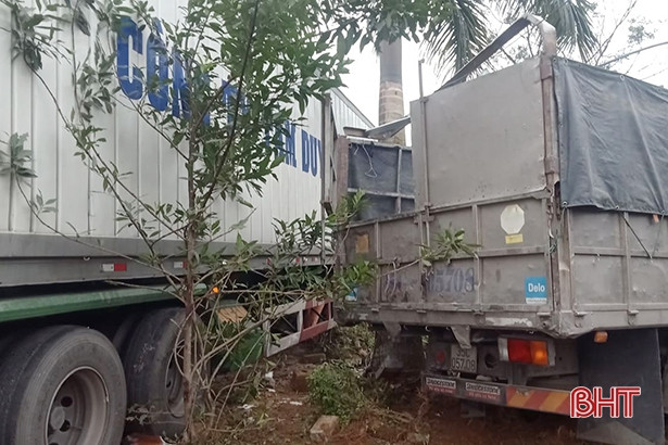 Kinh hoàng 2 xe tải “chen nhau lao vào đâm sập nhà dân lúc rạng sáng