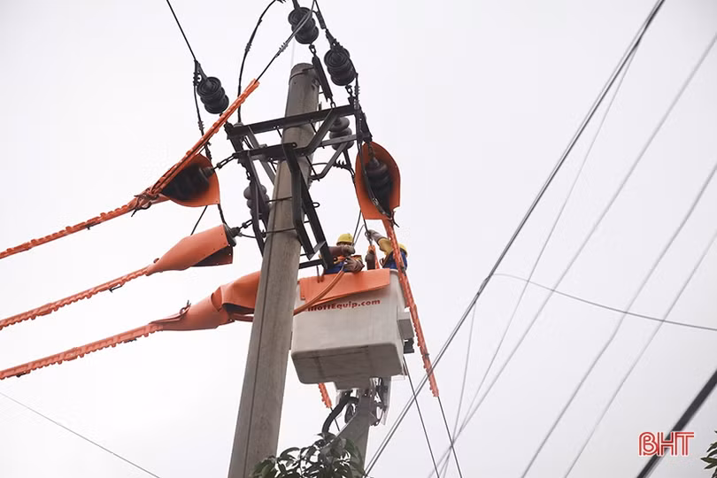 Người dân Hà Tĩnh lạ lẫm với thợ điện sửa đường dây không cần... cắt điện