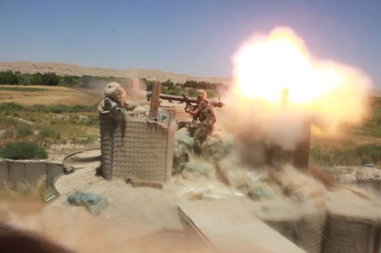 Khốc liệt tại Syria, binh sĩ vác pháo không giật lên vai để khai hỏa