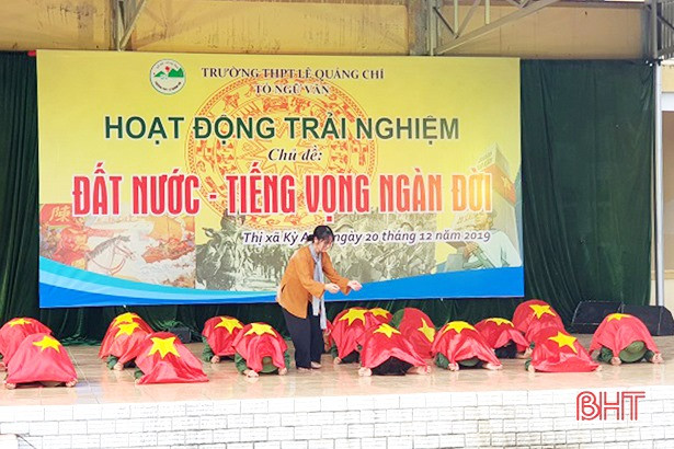 Học sinh TX Kỳ Anh gây xúc động với “Đất nước - tiếng vọng ngàn đời”