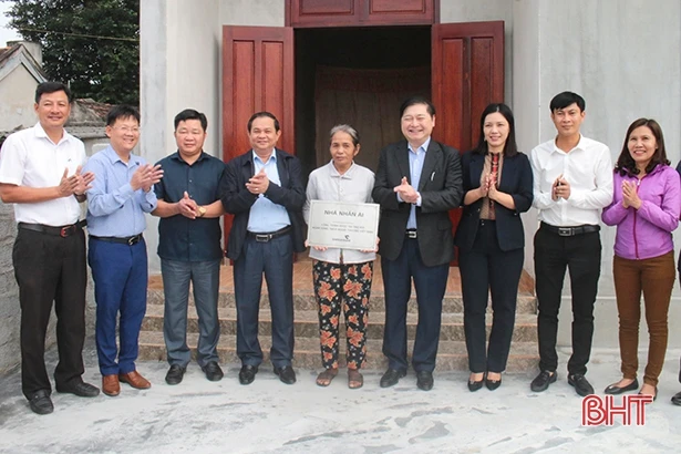 Đoàn ĐBQH Hà Tĩnh bàn giao nhà nhân ái cho gia đình hoàn cảnh khó khăn