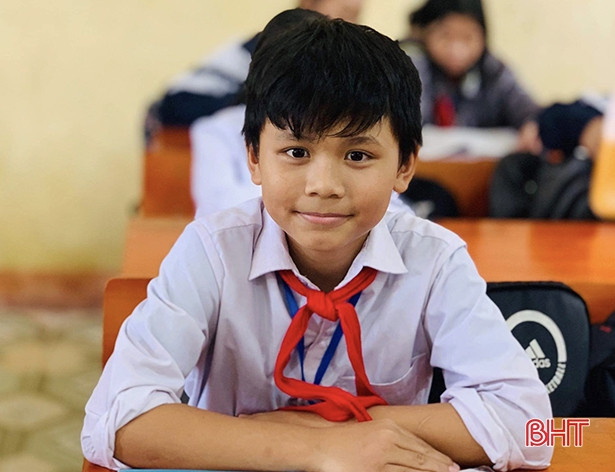 Nhặt được hơn 18 triệu đồng, nam sinh lớp 6 ở Hà Tĩnh tìm người trả lại